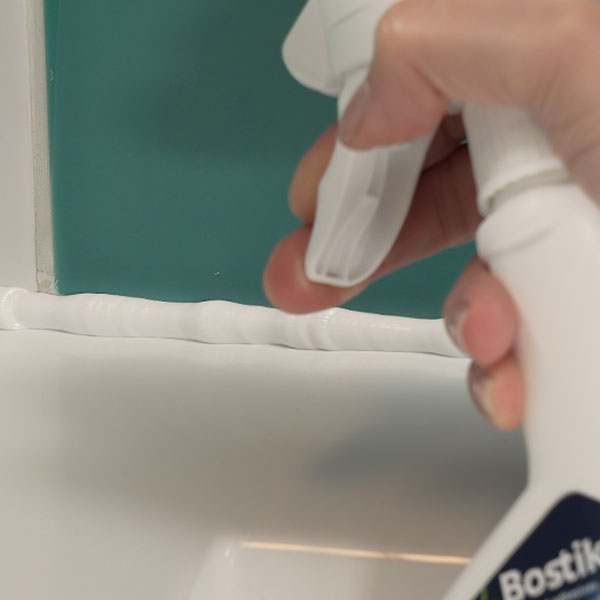 Bostik DIY Lithuania tutorial how to seal a sink step 3