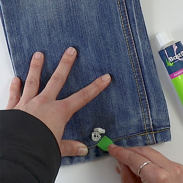 Bostik-DIY-South-Africa-Tutorial-How-to-remove-chewing-gum-from-jeans-step-4