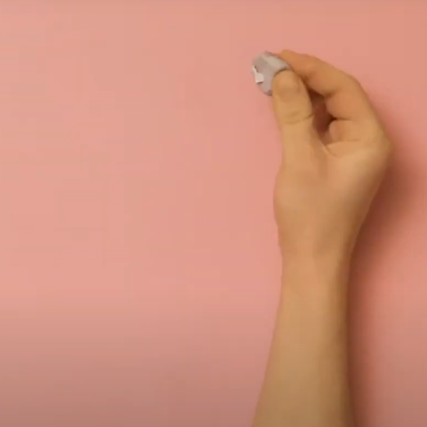 Bostik DIY Poland Tutorial How to remove blu tack marks step 3